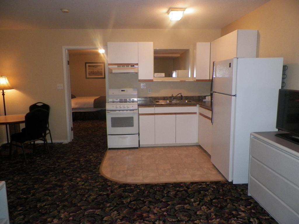 Creston Hotel & Suites Room photo